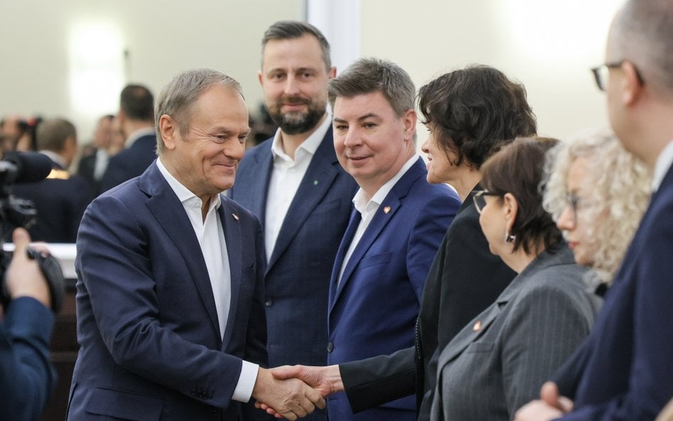 Premier Donald Tusk wita się z Hanną Majszczyk przed posiedzeniem rządu. Majszczyk jest jednym z wic