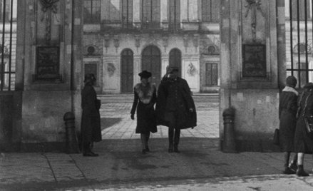 Pałac Brühla – siedziba gubernatora dystryktu warszawskiego Ludwiga Fischera. Na pierwszym planie: b