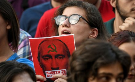 Po protestach, które w nocy zmieniły się w gwałtowne starcia, aresztowano 305 osób. Co najmniej 240 