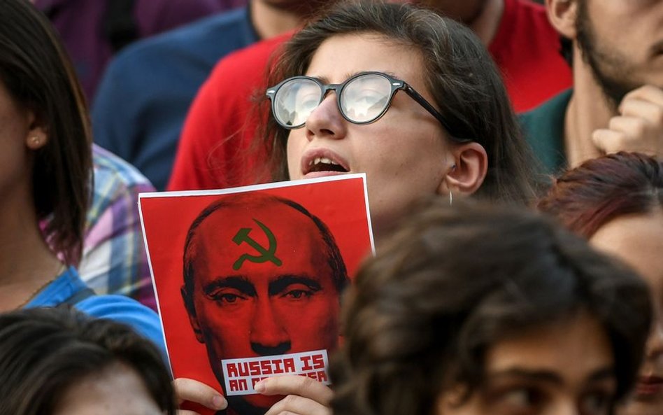 Po protestach, które w nocy zmieniły się w gwałtowne starcia, aresztowano 305 osób. Co najmniej 240 