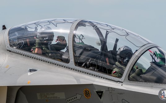 Instruktor i uczeń w kabinie M-346 przed lotem szkolnym, łączącym elementy pilotażu, taktyki i użyci