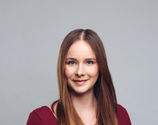 Justyna Papież Senior Associate w Olesiński i Wspólnicy, Adwokat.