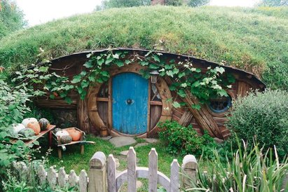 Domki zamieszkiwane przez hobbitów. Można je zwiedzać w okolicy Matamata.