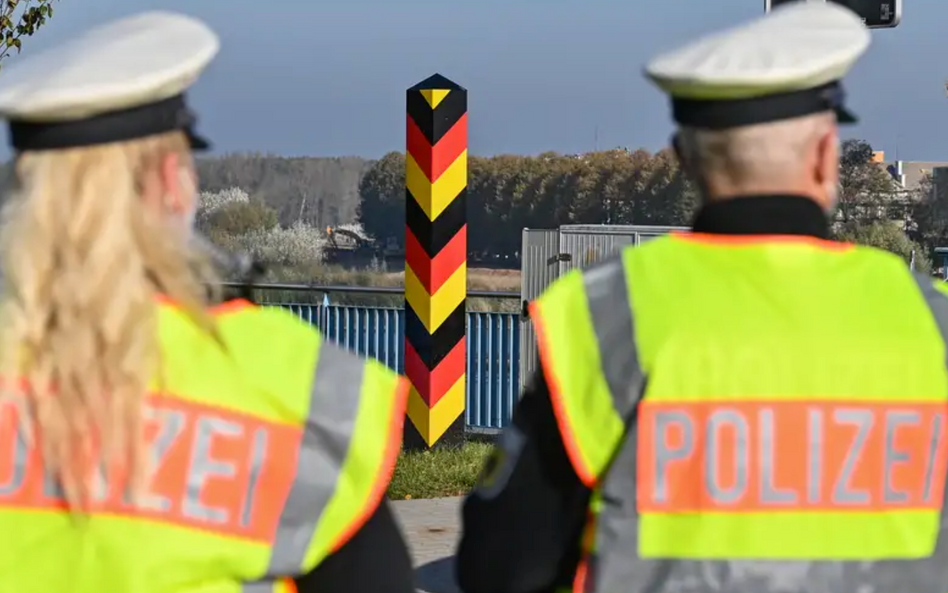 Niemieccy policjancy na moście granicznym we Frankfurcie nad Odrą