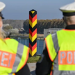 Niemieccy policjancy na moście granicznym we Frankfurcie nad Odrą