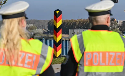 Niemieccy policjancy na moście granicznym we Frankfurcie nad Odrą