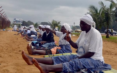 Kobiety z Liberii modlą się za zdrowie hiszpańskiego misjonarza, który zaraził się wirusem Eboli