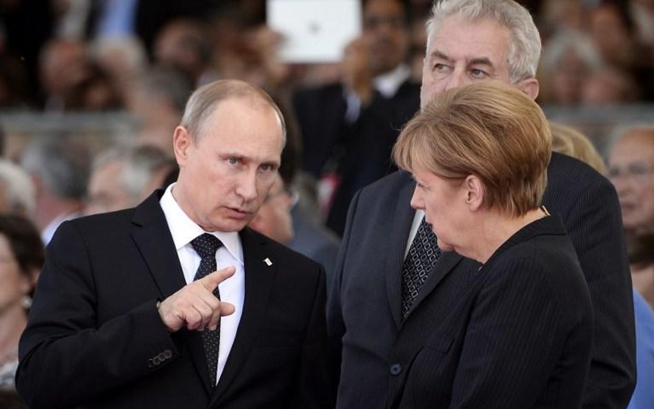 Władimir Putin i Angela Merkel podczas obchodów 70. rocznicy lądowania w Normandii