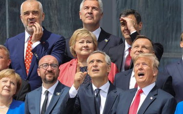 Na zdjęciu przywódcy NATO podczas szczytu. W pierwszym rzędzie od lewej: kanclerz Niemiec Angela Mer