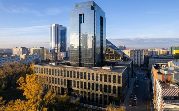 Przebudowa wnętrza biurowca V Tower przy ulicy Chmielnej ma zakończyć się w pażdzierniku 2025 roku