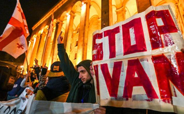 Tbilisi: pod parlamentem nie ustają protesty przeciwników pociągającego za wszystkie sznurki miliard
