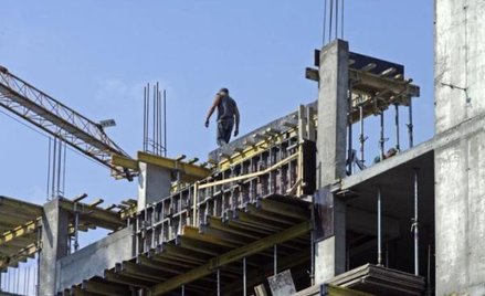 Pracownicy przyznają, że najbardziej narażeni na wypadki przy pracy są zatrudnieni w branży budowlan