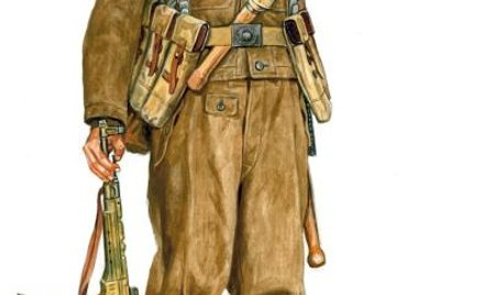 Żołnierz niemiecki w battledresie uzbrojony w karabin szturmowy MP43 (StG 44)