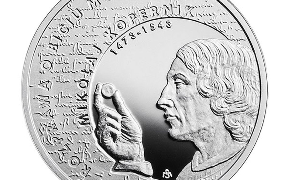 Rewers monety przedstawia wizerunek Mikołaja Kopernika oraz fragment oryginalnego rękopisu „Rozprawy