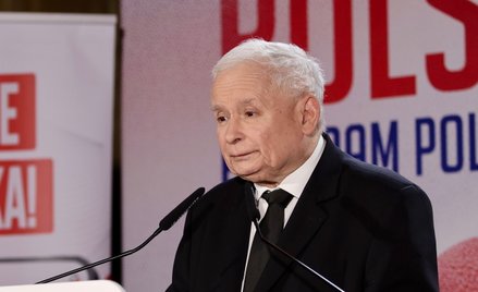 Prezes Prawa i Sprawiedliwości Jarosław Kaczyński podczas spotkania z mieszkańcami w Klubie Kolejarz