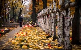 Cmentarz Wojskowy na Powązkach to jedno z warszawskich miejsc pamięci