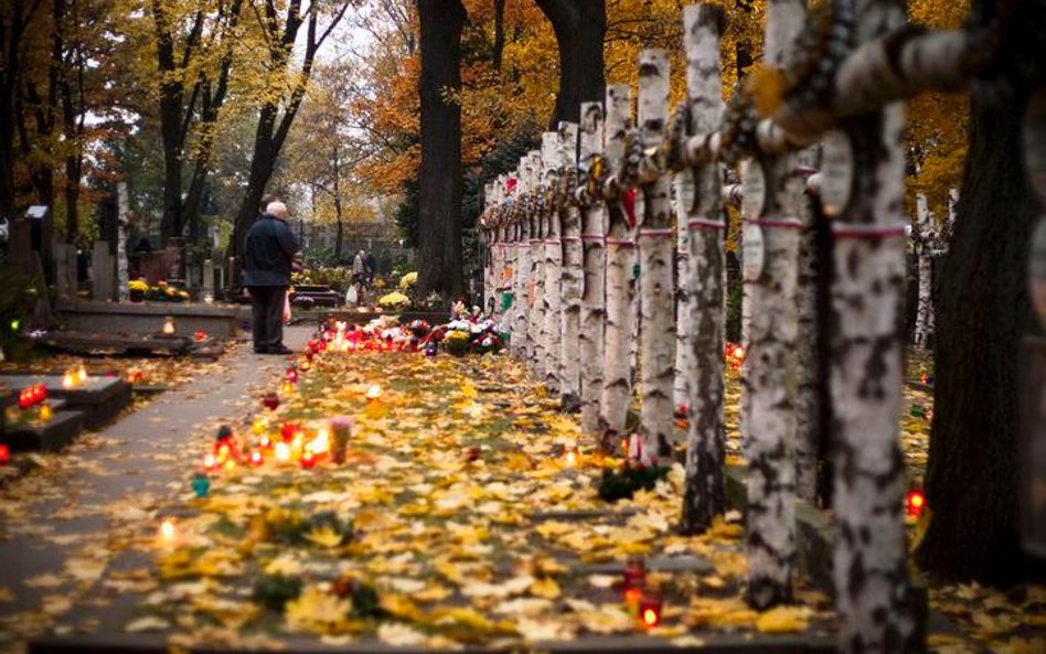 Cmentarz Wojskowy na Powązkach to jedno z warszawskich miejsc pamięci