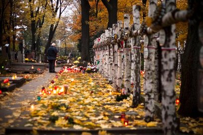Cmentarz Wojskowy na Powązkach to jedno z warszawskich miejsc pamięci