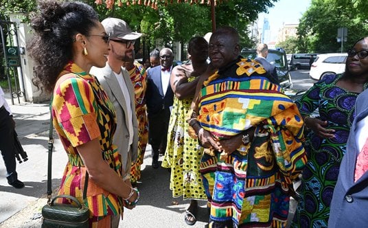 Powitanie Otumfuo Osei Tutu II, 16. króla rodu Asante.