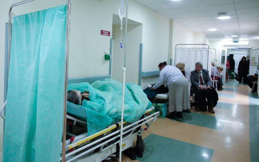 Łóżko dostawka dla pacjenta na szpitalnym korytarzu powinno być wyjątkiem