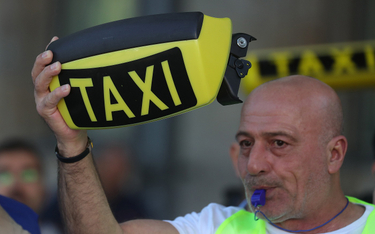 Uber to najbardziej znienawidzona przez taksówkarzy firma na świecie. Na zdjęciu ubiegłoroczny prote