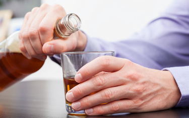 Alkohol po 50. mniej szkodzi? Naukowcy mają wątpliwości