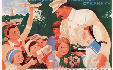 Hasło na plakacie brzmi: „Dziękujemy kochanemu Stalinowi za szczęśliwe dzieciństwo!”