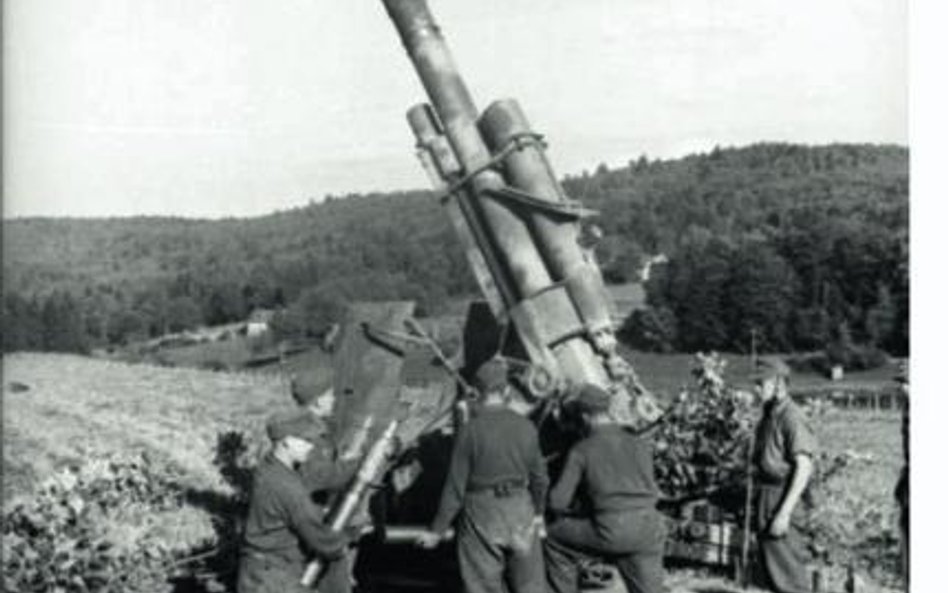 Działo Flak L/56 ustawione do strzelania przeciwlotniczego, Francja, 1944 r.