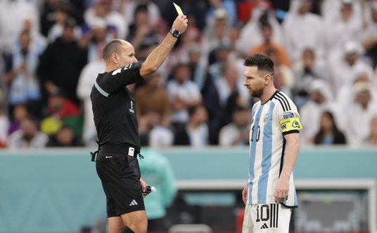 Rzadki obrazek - żółta kartka dla Messiego