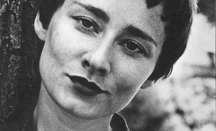 Halina Poświatowska (1935–1967) zostawiła po sobie dwa tomy poetyckie i powieść  „Opowieści dla przy