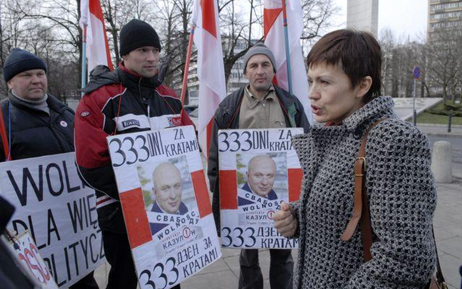 Kiedyś Irina Kazulin walczyła o uwolnienie przetrzymywanego bezprawnie w więzieniu męża. Dziś on wal