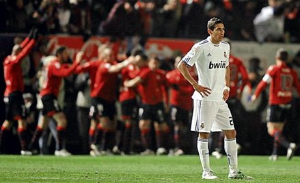 Angel di Maria (na pierwszym planie) zdaje sobie sprawę, że przegrana z Osasuną może kosztować Real 