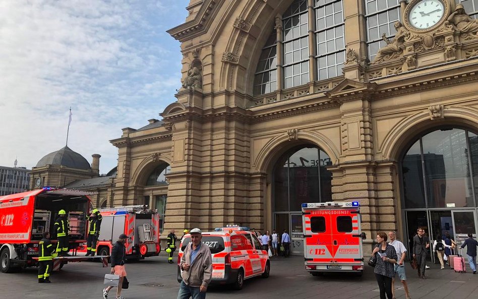 Matka i dziecko wepchnięci pod pociąg. Ośmiolatek nie żyje