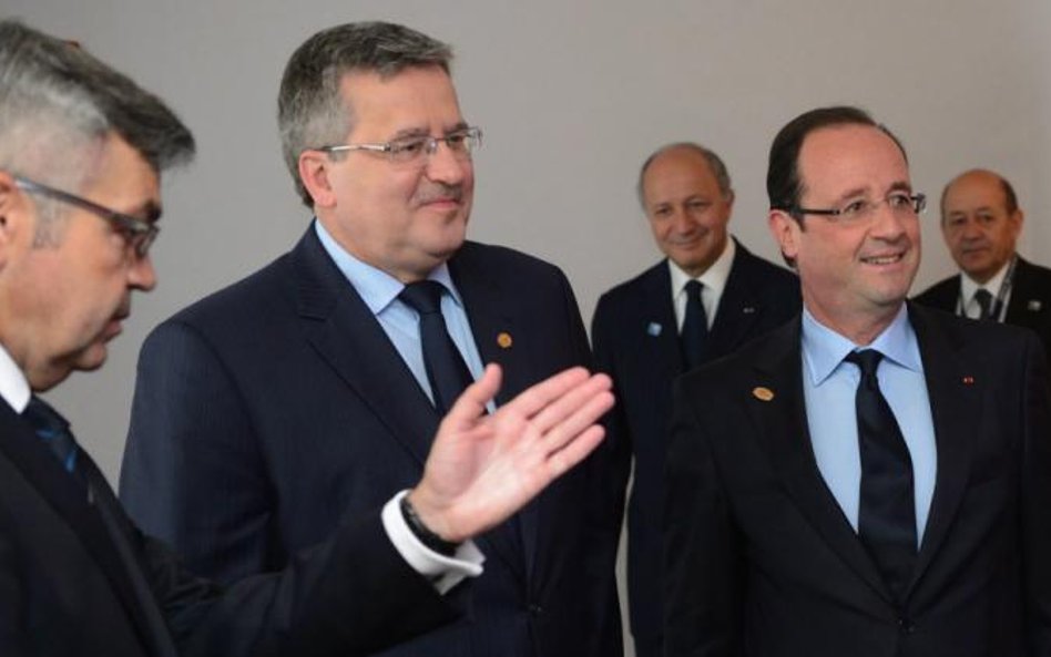 Prezydenci Polski Bronisław Komorowski i Francji Francois Hollande podczas rozmów na szczycie w Chic
