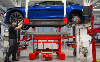 Tesla: więcej aut elektrycznych mimo spadku cen benzyny