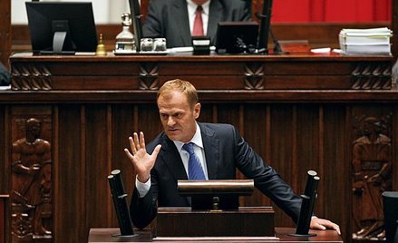 Premier Donald Tusk tak mocno bronił wczoraj ministra finansów przed atakami opozycji, że ta zażądał