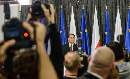 Radosław Sikorski późnym popołudniem przeprosił dziennikarzy za swoje zachowanie. Twierdził, że było