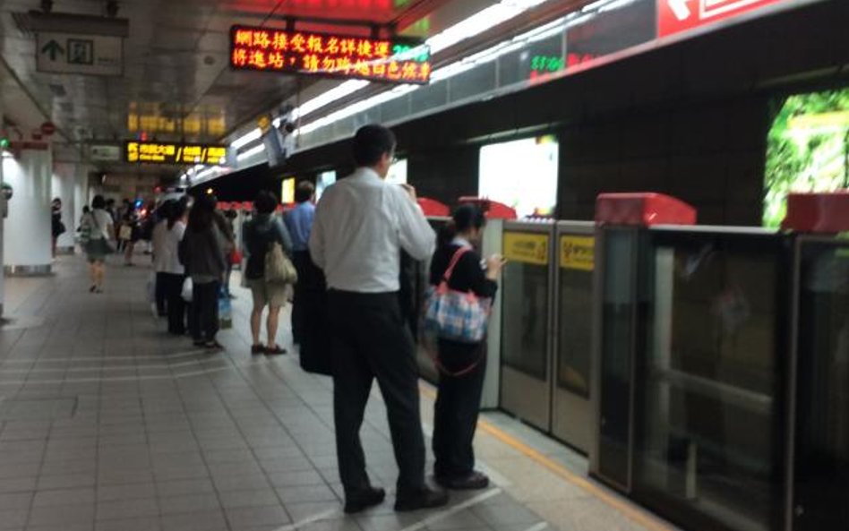 Najprostsza rzecz na świecie: najpierw się wysiada, potem wsiada.