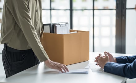 Po 40 latach pracy wytknęli jej wiek i "schowali" w archiwum. Sąd: to dyskryminacja