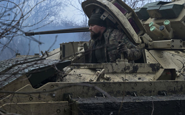 Ukraiński żołnierz 47. Brygady Zmechanizowanej w wozie Bradley niedaleko Awdijiwki, 11 lutego 2024
