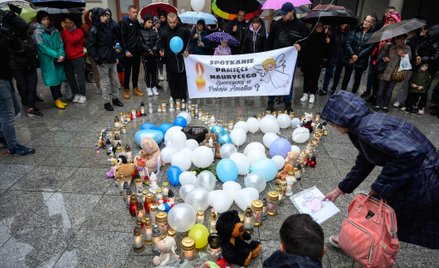 Symboliczne pożegnanie przez mieszkańców Poznania 5-letniego Maurycego zabitego przez 71-letniego no