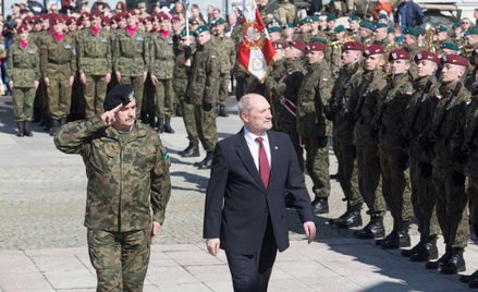 Minister Antoni Macierewicz i gen. Jarosław Mika, dowódca generalny Rodzajów Sił Zbrojnych, witają w