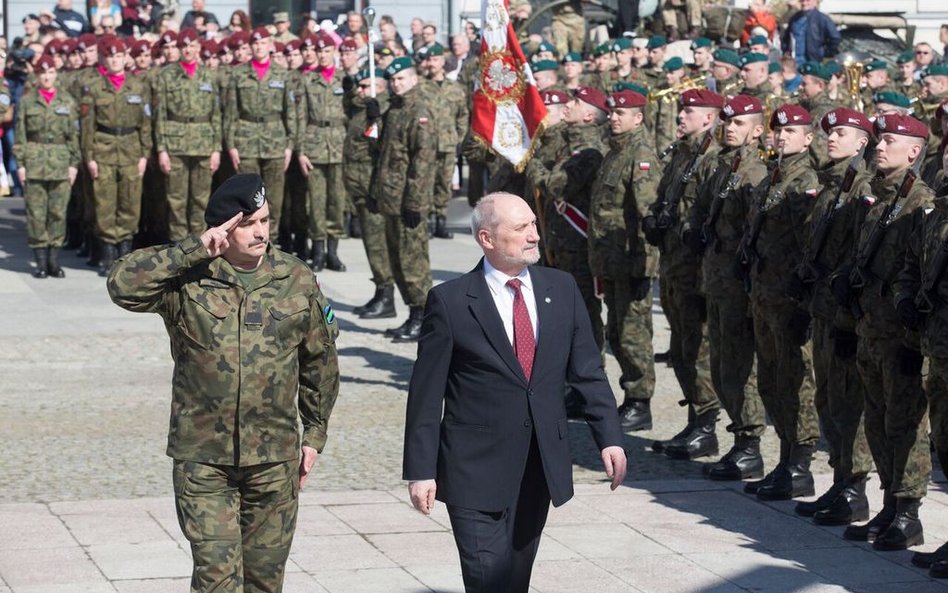 Minister Antoni Macierewicz i gen. Jarosław Mika, dowódca generalny Rodzajów Sił Zbrojnych, witają w