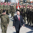 Minister Antoni Macierewicz i gen. Jarosław Mika, dowódca generalny Rodzajów Sił Zbrojnych, witają w