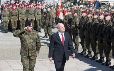 Minister Antoni Macierewicz i gen. Jarosław Mika, dowódca generalny Rodzajów Sił Zbrojnych, witają w