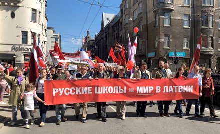 Protestujący w Rydze maszerowali z transparentem: „Rosyjskie szkoły oznaczają pokój na Łotwie”.