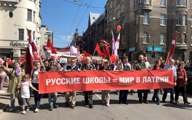 Protestujący w Rydze maszerowali z transparentem: „Rosyjskie szkoły oznaczają pokój na Łotwie”.