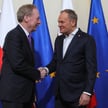 Premier Donald Tusk oraz prezydent i wiceprezes Microsoft Corporation Brad Smith podczas powitania p