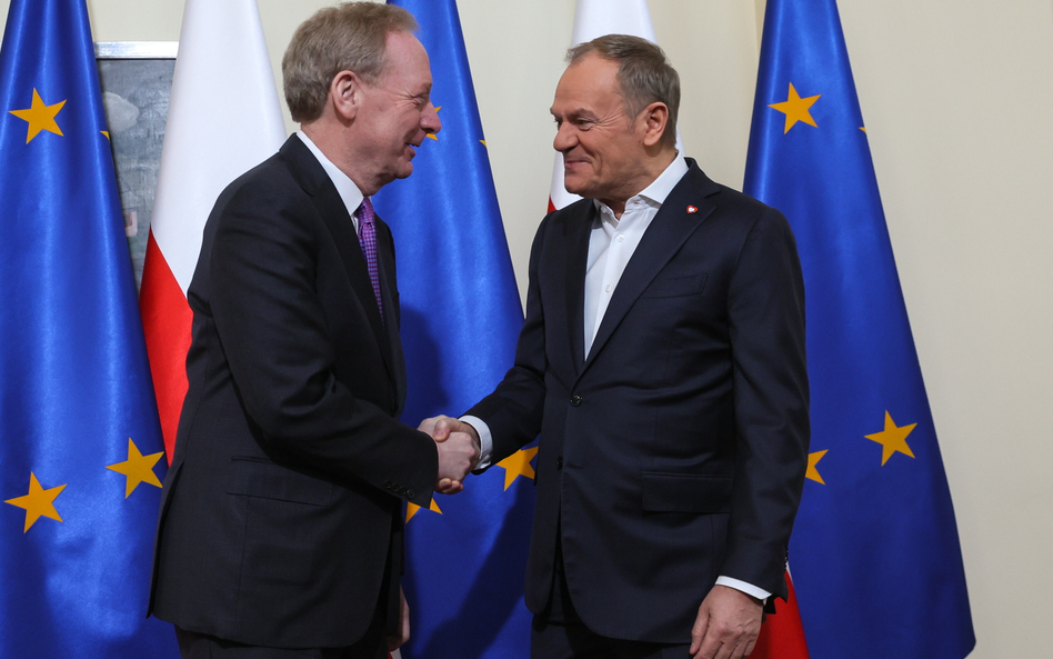 Premier Donald Tusk oraz prezydent i wiceprezes Microsoft Corporation Brad Smith podczas powitania p