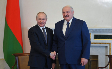 Prezydent Rosji Władimir Putin i przywódca Białorusi Aleksander Łukaszenko na spotkaniu w Sankt Pete
